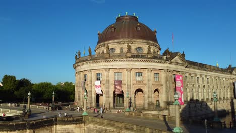 Berühmtes-Museum-Mit-Kumpeldach