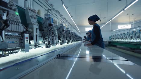 Stickmaschinen-Laufen-Schnell-In-Der-Textilindustrie-Bei-Bekleidungsherstellern