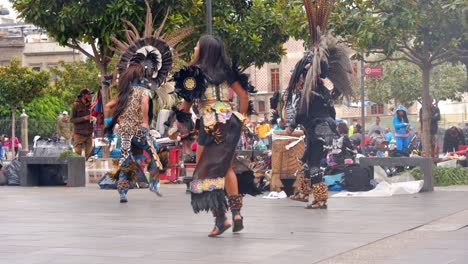 Baile-Chamánico-Tradicional-Caciques-Mexicanos-Parque-Central-Ritmo-De-Percusión-Latina-Bailando