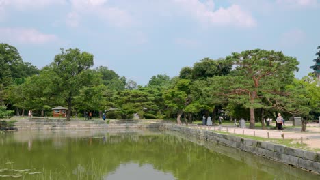 Menschen-Erkunden-Die-Traditionelle-Koreanische-Architektur-Bei-Einem-Spaziergang-Am-Hyangwonji-Teich-Im-Gyeongbokgung-Palast-In-Seoul