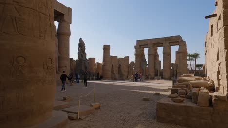 Turistas-Tomando-Fotos-En-Las-Ruinas-Del-Templo-De-Luxor-En-Egipto