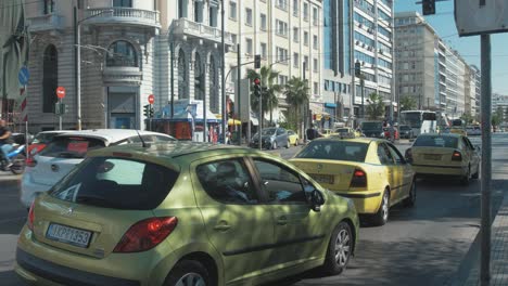 Piraeus-Street-Scape-Taxis-En-El-Carril-Derecho