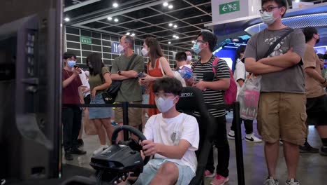 Ein-Besucher-Spielt-Ein-Thematisches-Rennvideospiel-Während-Der-Ausstellung-„anicom-And-Games-Acghk“-In-Hongkong