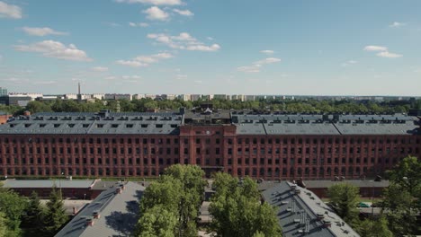 Księży-Młyn-Es-Un-área-Ubicada-En-La-Ciudad-De-Lodz,-Polonia,-Un-Grupo-De-Fábricas-Textiles-Históricas-Convertidas-En-Apartamentos