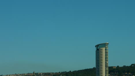 Unglaublich-Blauer-Himmel-Mit-Dem-Turm-In-Swansea-Bay,-Großbritannien-4k