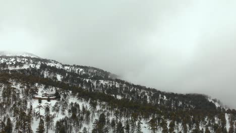Nieve-Bosque-Drone-Nubes-Montaña