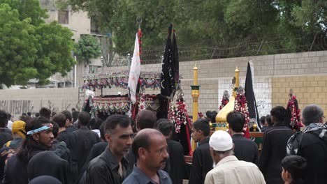 Parade-Von-Muharram-In-Karatschi,-Die-Von-Vorbeigehenden-Trauergästen-Beobachtet-Wird