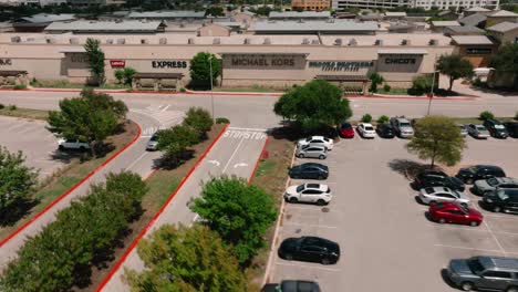 Round-Rock-Premium-Outlets-Luftdrohnen-Ziehen-An-Einem-Sonnigen-Sommertag-In-Texas-In-4k-Von-Geschäften-Auf-Dem-Parkplatz-Weg