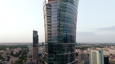 Vista-Aérea-Del-Rascacielos-Varsovia-Spire,-Edificio-De-Torre-Neomoderno,-Torre-Financiera-Con-Oficinas,-Disparo-De-Drones