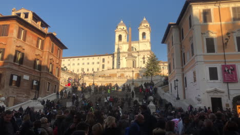 Una-Gran-Multitud-De-Personas-Visitando-La-Icónica-Escalinata-Española-Y-La-Iglesia-Al-Comienzo-Del-Brote-De-Coronavirus-Cóvido