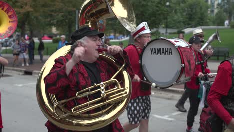 Sabor-De-Wisconson-Tuba-Player-En-Chaqueta-Roja