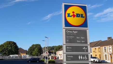 Lidl-Schild-Mit-Öffnungszeiten-UK-4k