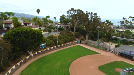 Vista-Aérea-Del-Campo-De-Béisbol-De-Acertijos-Y-El-Parque-Infantil,-Laguna-Heights,-Top-Of-The-World-Park,-Laguna-Beach-Ca-Usa