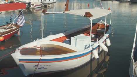 Von-Carvel-Gebautes-Traditionelles-Griechisches-Fischerboot-Mit-Wunderschönem-Lackiertem-Bug