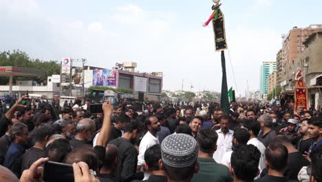 Große-Gruppe-Von-Männern-In-Der-Menschenmenge,-Die-Bei-Der-Muharram-Parade-In-Karatschi-Gemeinsam-Singen