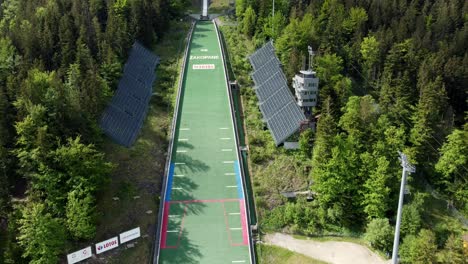 Cerca-Del-Gran-Estadio-De-Salto-De-Esquí-Krokiew-&quot;wielka-Krokiew&quot;-En-Las-Montañas-Tatra-Cerca-De-Zakopane,-Una-Ciudad-Turística-Con-Arquitectura-Goral-Tradicional-En-El-Sur-De-Polonia---4k-Panorámica