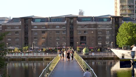 London,-England,-Canary-Wharf,-August-2022,-Blick-Auf-Die-Fußgängerbrücke-Am-West-India-Quay,-Während-Menschen-überqueren
