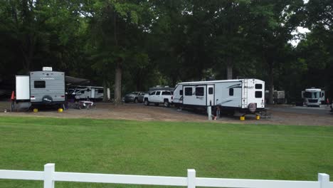 Wohnmobil-Camping-Auf-Dem-Campingplatz-In-Clemmons,-North-Carolina