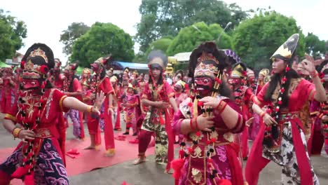 Baile-De-Máscaras-Kelana-En-El-Espectáculo-De-Danza-Tradicional-Cirebon