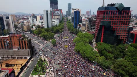 Gran-Cantidad-De-Personas-Reunidas-En-La-Avenida-Reforma,-Durante-El-Orgullo-En-La-Ciudad-De-México---Inclinación,-Vista-Aérea