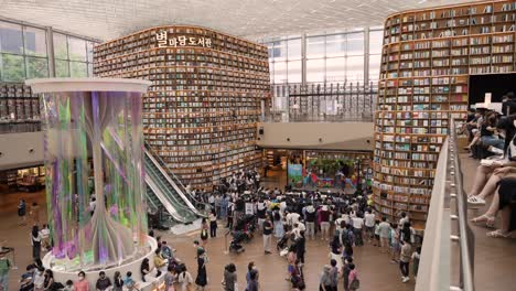 People-in-masks-visiting-Starfield-Library-in-Coex-Mall,-Seoul