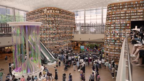 Personas-Con-Máscaras-Visitando-La-Biblioteca-Starfield-En-Coex-Mall,-Seúl