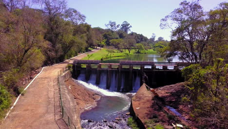 Aerial-view-of-the-dam-at-Arthur-Thomas-Municipal-Park-in-Londrina-in-Parana,-Brazil