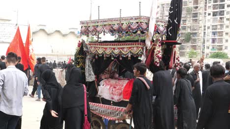 Personas-Que-Llevan-Tajia-En-La-Multitud-De-Dolientes-En-El-Muharram-Juloos-O-Desfile,-También-Conocido-Como-Muharram-Ul-Haram