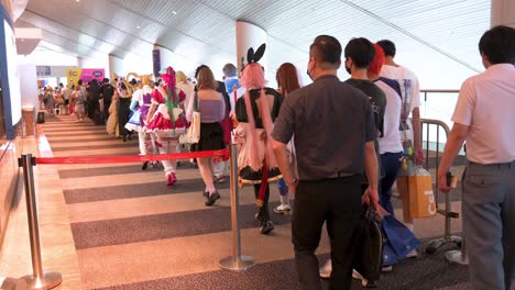 Visitantes-Y-Participantes-Disfrazados-De-Cosplayers-Hacen-Cola-Para-Ingresar-Al-Evento-De-Exhibición-Ani-com-And-Games-Acghk-En-Hong-Kong