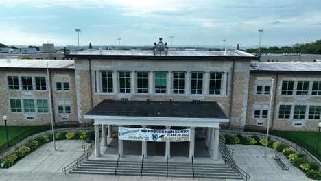 Aufsteigende-Aufnahme-Einer-Amerikanischen-High-School