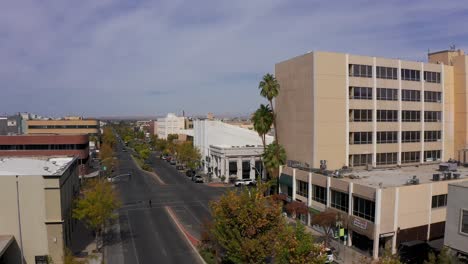 Close-up-panning-aerial-shot-of-the-streets-of-downtown-Bakersfield,-California
