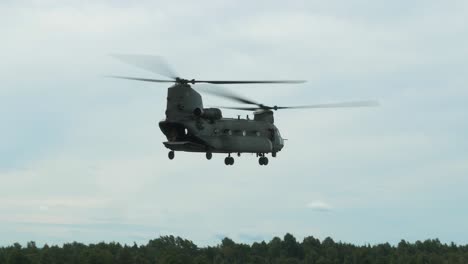 Chinook-CH47-Hubschrauber-Fliegt-Langsam-Seitwärts-Mit-Langsamer-Rotation-Auf-Der-Flugschau