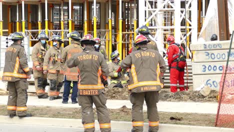 Feuerwehrleute-Aus-Toronto-Beobachten-Ein-Im-Bau-Befindliches-Gebäude-Bei-Der-Rettungsaktion-–-Standbild