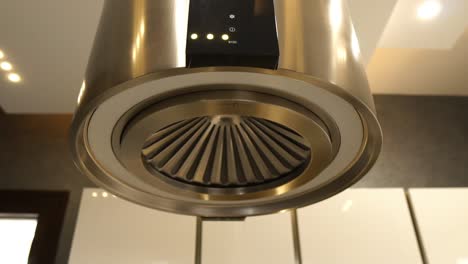 Extractor-Redondo-De-Acero-Inoxidable-Colgado-Del-Techo-De-La-Cocina