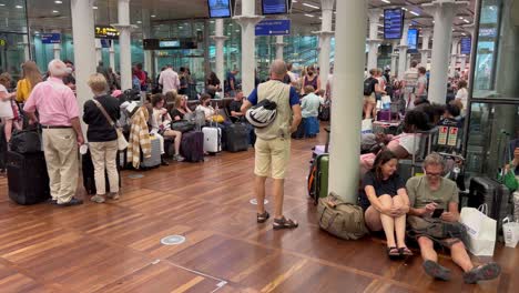 Crowd-Of-Passengers-Waiting-At-The-Departure-Hall-Of-St-Pancras-Station-In-London,-England