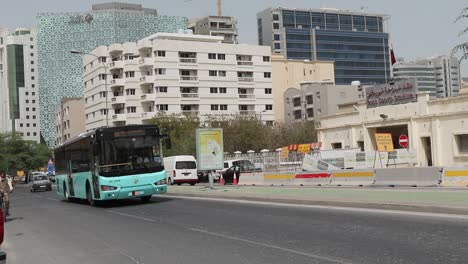 Ein-Blick-Auf-Den-öffentlichen-Busverkehr-Von-Karwa,-Der-Alle-Wichtigen-Ziele-In-Katar-Verbindet