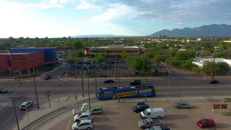 Große-Drohnenaufnahme,-Die-Der-Sun-Link-Straßenbahn-In-Tucson,-Arizona,-Folgt