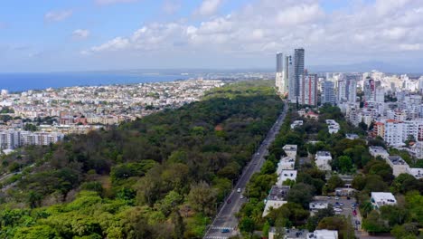 Approach-flight-on-the-avenida-anacaona-santo-domingo,-view-of-the-south-viewpoint