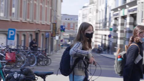 Teenager-Studenten-In-Medizinischen-Masken,-Die-Die-Straße-Entlang-Gehen-–-Aus-Nächster-Nähe