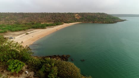 Vista-Aérea-De-Una-Joven-Nadando-En-El-Anillo-De-Natación-Rosa-En-El-Mar-Azul-Transparente-En-Oludeniz,-Turquía