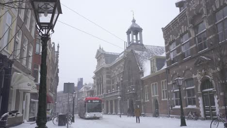 Bus-Fährt-Durch-Die-Verschneite-Breestraat-Straße-In-Der-Stadt-Leiden,-Niederlande-Winter