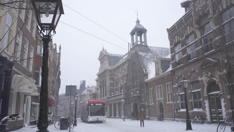 Autobús-Conduciendo-A-Través-De-La-Nevada-Carretera-Breestraat-En-La-Ciudad-De-Leiden,-Invierno-De-Los-Países-Bajos