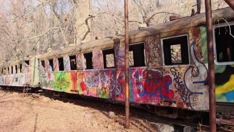 Verlassener-Rostiger-Waggon-Mit-Graffiti,-Kindereisenbahn,-Eriwan,-Armenien