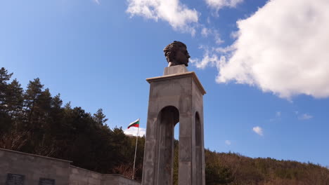 Estatua-Alta-Con-La-Cabeza-De-Vasil-Levski-Y-Bandera-Búlgara