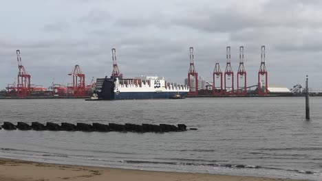Frachtcontainerschiff,-Tanker,-Frachtführung-Durch-Schlepper-In-Richtung-Peel-Port-Hafenkräne