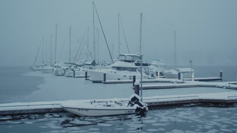 Ein-Früher-Wintermorgen-Am-Hafen-Von-Poulsbo-Während-Eines-Seltenen-Schneesturms-In-Seattle,-Mit-Blick-Auf-Die-Boote