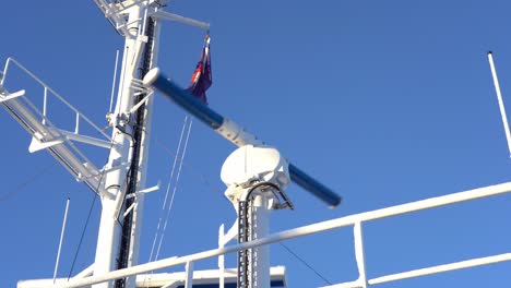 3-cm-X-Band-Furuno-Radarantenne,-Die-Auf-Dem-Steuerhaus-Des-Schiffes-Rotiert
