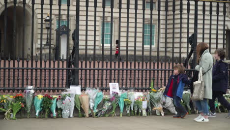 Reihe-Von-Blumen-Vor-Dem-Buckingham-Palace-Nach-Dem-Tod-Von-Prinz-Philip