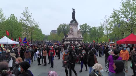 Statische-Aufnahme-Der-Menschen-Während-Des-Französischen-Protests-Am-1.-Mai-Auf-Dem-Place-De-La-République-In-Paris,-Frankreich