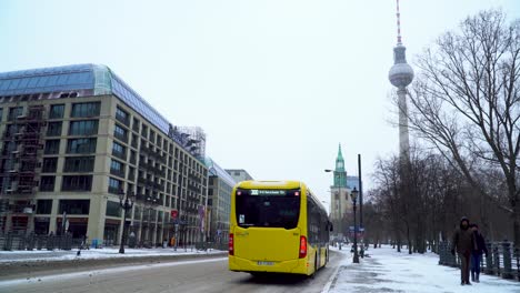 Paisaje-De-Tráfico-Urbano-En-La-Calle-Nevada-De-Berlín-Junto-A-Alexanderplatz